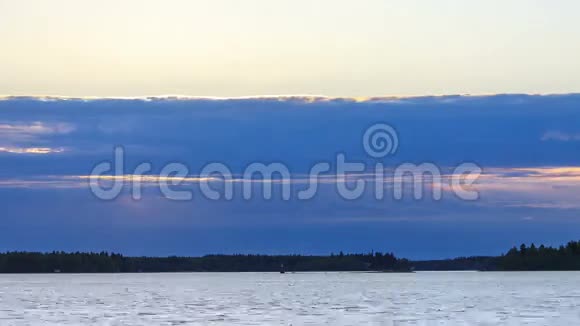 日落湖上空的风暴云视频的预览图