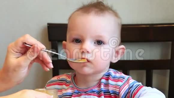 妈妈用勺子喂小女儿吃果泥视频的预览图