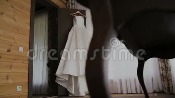 挂在门上的婚纱视频的预览图