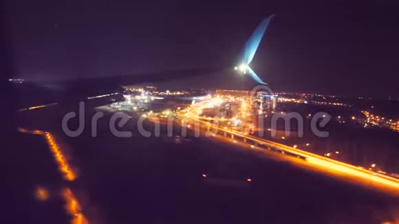 从上面可以看到夜景起飞飞机飞行概念飞机在夜间起飞的生活方式视频的预览图