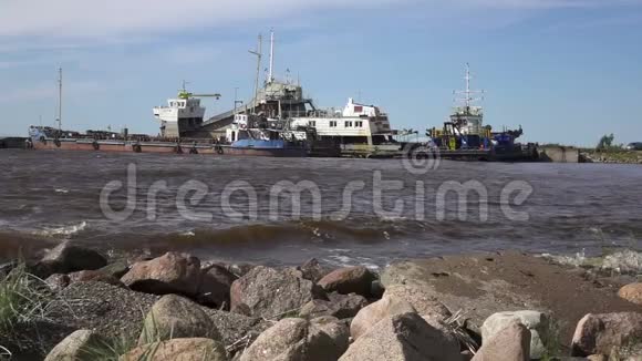 北海岸边的渔村渔民的老船和木屋俄罗斯芬兰湾视频的预览图
