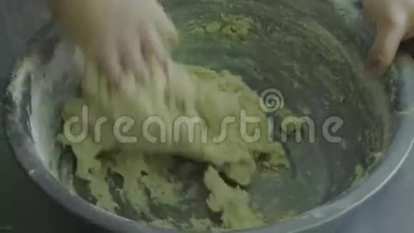 做饼干用的搅拌机面团视频的预览图