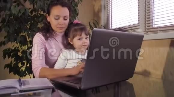家庭使用笔记本电脑视频的预览图