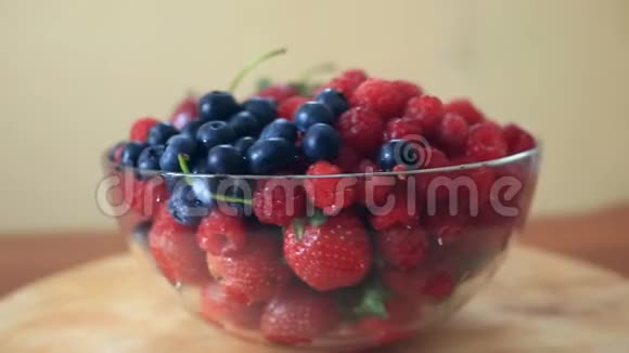 用蓝莓覆盆子和草莓调味视频的预览图
