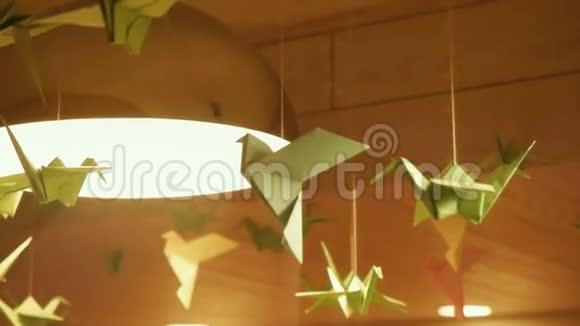折纸天鹅挂在灯光下作为室内装饰1920x1080视频的预览图