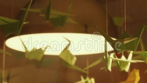 折纸天鹅挂在灯光下作为室内装饰1920x1080视频的预览图