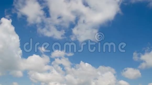 云在天空中移动视频的预览图