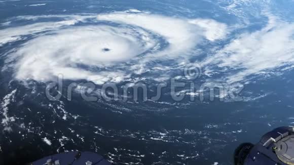 飓风上方国际空间站的飞行视频的预览图