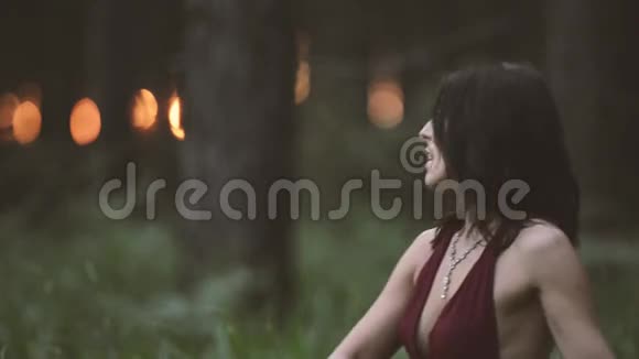 森林里的女人视频的预览图