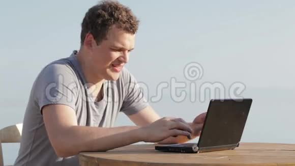 一个人在小型笔记本电脑上打字视频的预览图