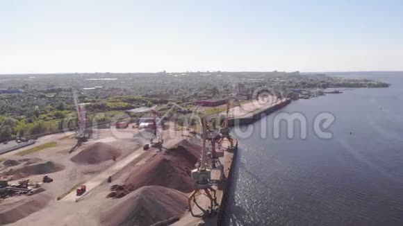 货物河港夏日空中射击视频的预览图