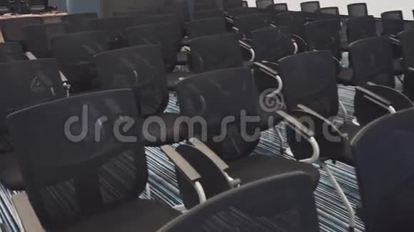 专业会议室的椅子视频的预览图