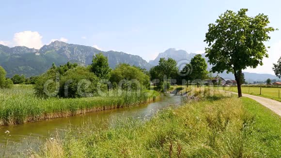 巴伐利亚阿尔卑斯山带河的阳光景观视频的预览图