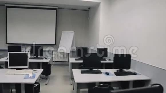 有电脑的教室斯泰迪奇飞行通过礼堂视频的预览图