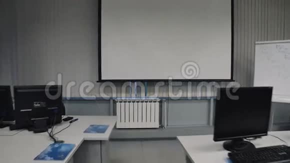 有电脑的教室斯泰迪奇飞行通过礼堂视频的预览图