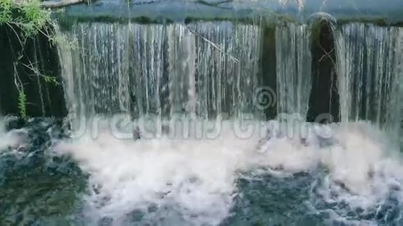 缓流水电站大坝压力下的水流视频的预览图