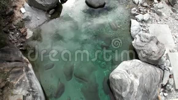 晶莹剔透的绿松石山河在瑞士阿尔卑斯山的山谷中流淌视频的预览图
