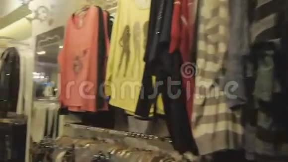 卖的衣服挂在服装店的衣架上StadicamShot视频的预览图