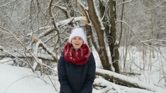戴白色针织帽子红领巾和手套的少女视频的预览图
