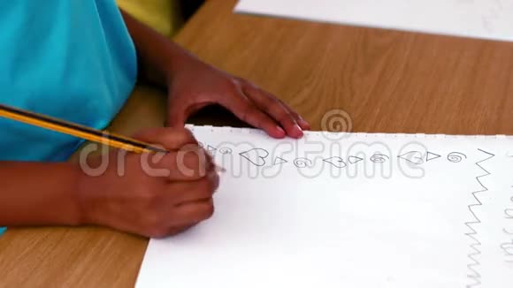 小男孩用白色记事本涂鸦视频的预览图