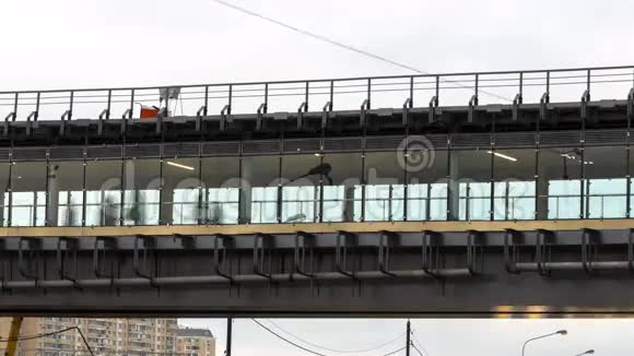 行人沿透明桥运动视频的预览图