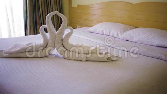 卧室室内设计配有天鹅从毛巾装饰在床上视频的预览图