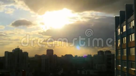 日落时多云天气下现代城市景观摩天大楼的时间流逝视频的预览图