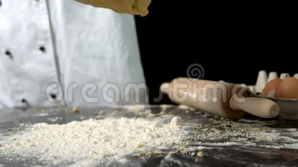 厨师把面团滴在面粉表面视频的预览图