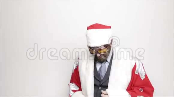 穿着圣诞老人服装的商人微笑着跳着滑稽的舞蹈视频的预览图