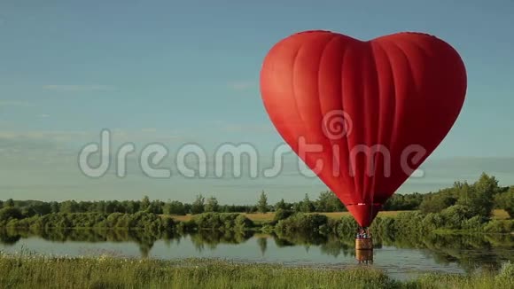 热气球飞过湖面视频的预览图