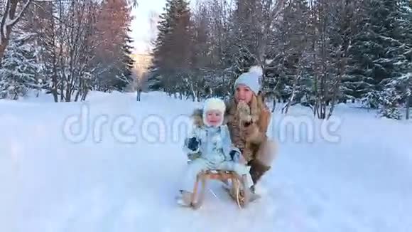 一位年轻母亲冬天带着孩子的肖像视频的预览图