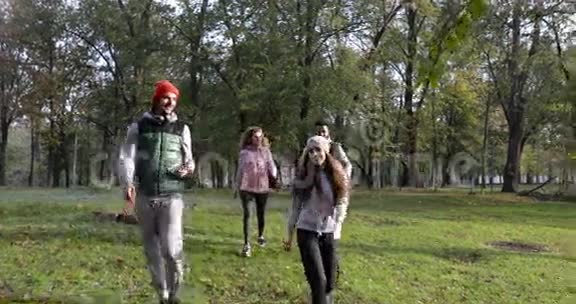 青少年组走两对情侣户外朋友说晨秋公园视频的预览图