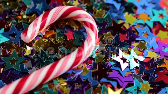 圣诞糖果躺在小星星上视频的预览图
