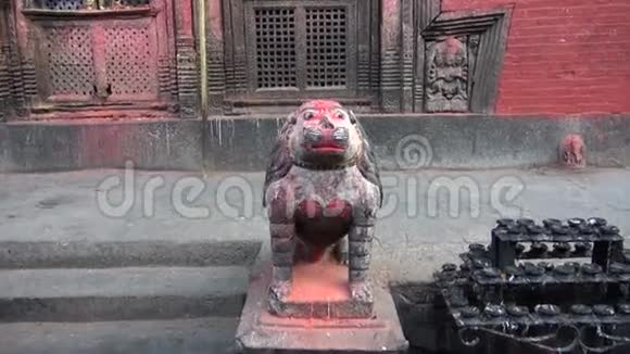 尼泊尔加德满都老镇的动物狮子老虎雕塑视频的预览图