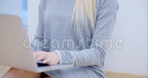 模糊的女人用她的笔记本电脑视频的预览图