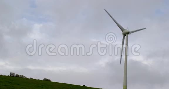 风车在小山上旋转视频的预览图