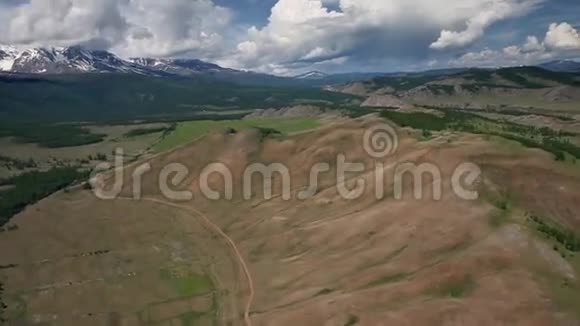 山地高原绿色飞行录像视频的预览图