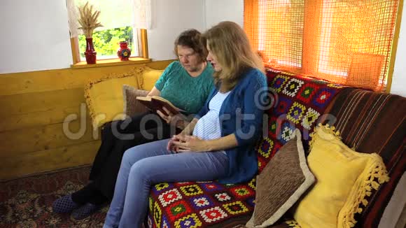 怀孕的孙女和奶奶读书视频的预览图