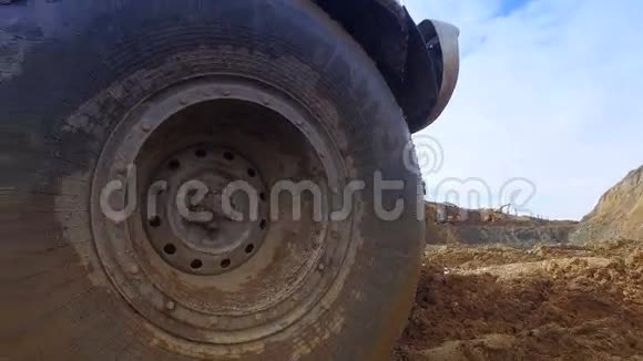 在一辆挖掘机旁的土路上的越野车视频的预览图