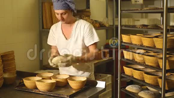 新鲜出炉的土褐色面包视频的预览图