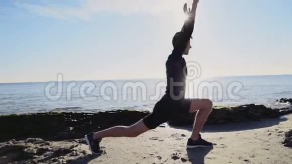 年轻人在海滩上做瑜伽慢动作视频的预览图