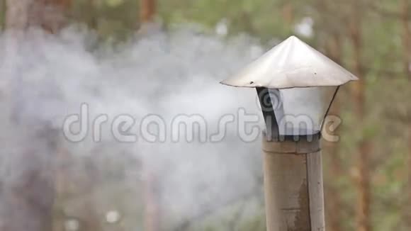 烟囱里冒出的烟雾慢动作视频视频的预览图