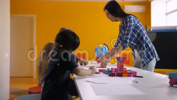 多文化儿童在幼儿园画画视频的预览图