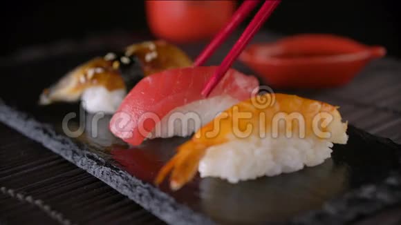 用红筷子吃寿司卷视频的预览图