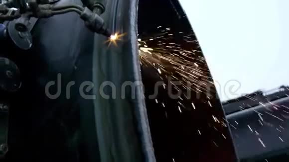 工业工人用金属火炬切割钢管视频的预览图