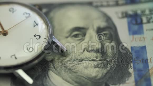 旧表放在桌子上放在一百美元钞票上视频的预览图
