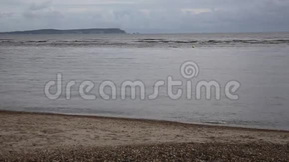 英国克赖斯特彻奇多塞特附近的穆德福德海滩可以看到怀特岛视频的预览图