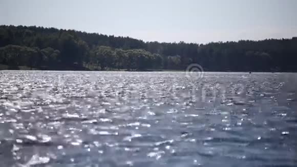 夏季的湖面水上的涟漪视频的预览图