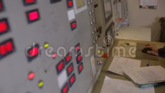 某工业发电厂控制室的工业工人操作控制面板视频的预览图