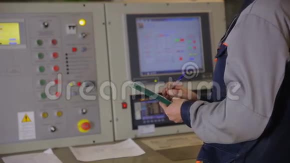 某工业发电厂控制室的工业工人操作控制面板视频的预览图